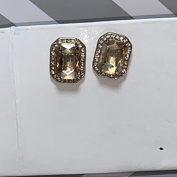 Gorgeous cut corner rectangular stud earrings - Picture 2 of 4